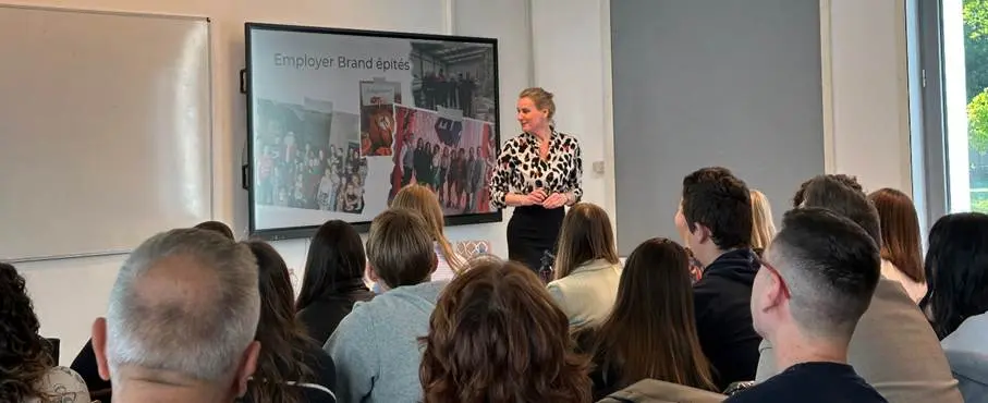 A k&eacute;pen ruh&aacute;zat, Emberi arc, fedett p&aacute;ly&aacute;s, szem&eacute;ly l&aacute;that&oacute;

Előfordulhat, hogy az AI &aacute;ltal l&eacute;trehozott tartalom helytelen.