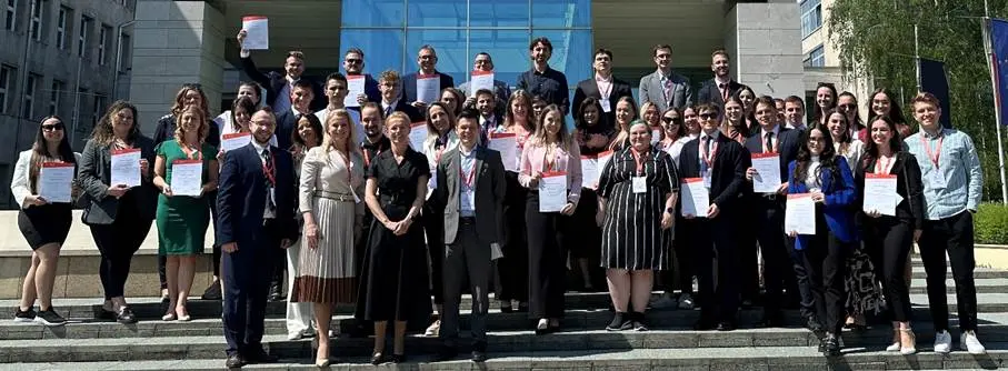 A k&eacute;pen &eacute;g, k&uuml;lt&eacute;ri, szem&eacute;ly, ruh&aacute;zat l&aacute;that&oacute;

Előfordulhat, hogy az AI &aacute;ltal l&eacute;trehozott tartalom helytelen.