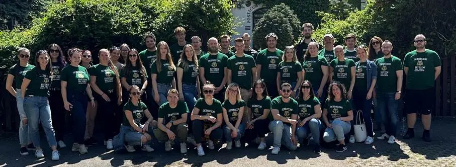 A k&eacute;pen k&uuml;lt&eacute;ri, ruh&aacute;zat, szem&eacute;ly, csoport l&aacute;that&oacute;

Előfordulhat, hogy az AI &aacute;ltal l&eacute;trehozott tartalom helytelen.