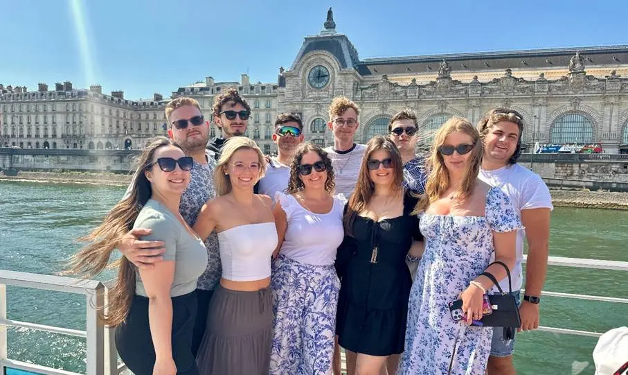 A k&eacute;pen ruh&aacute;zat, k&uuml;lt&eacute;ri, szem&eacute;ly, &eacute;g l&aacute;that&oacute;

Előfordulhat, hogy az AI &aacute;ltal l&eacute;trehozott tartalom helytelen.