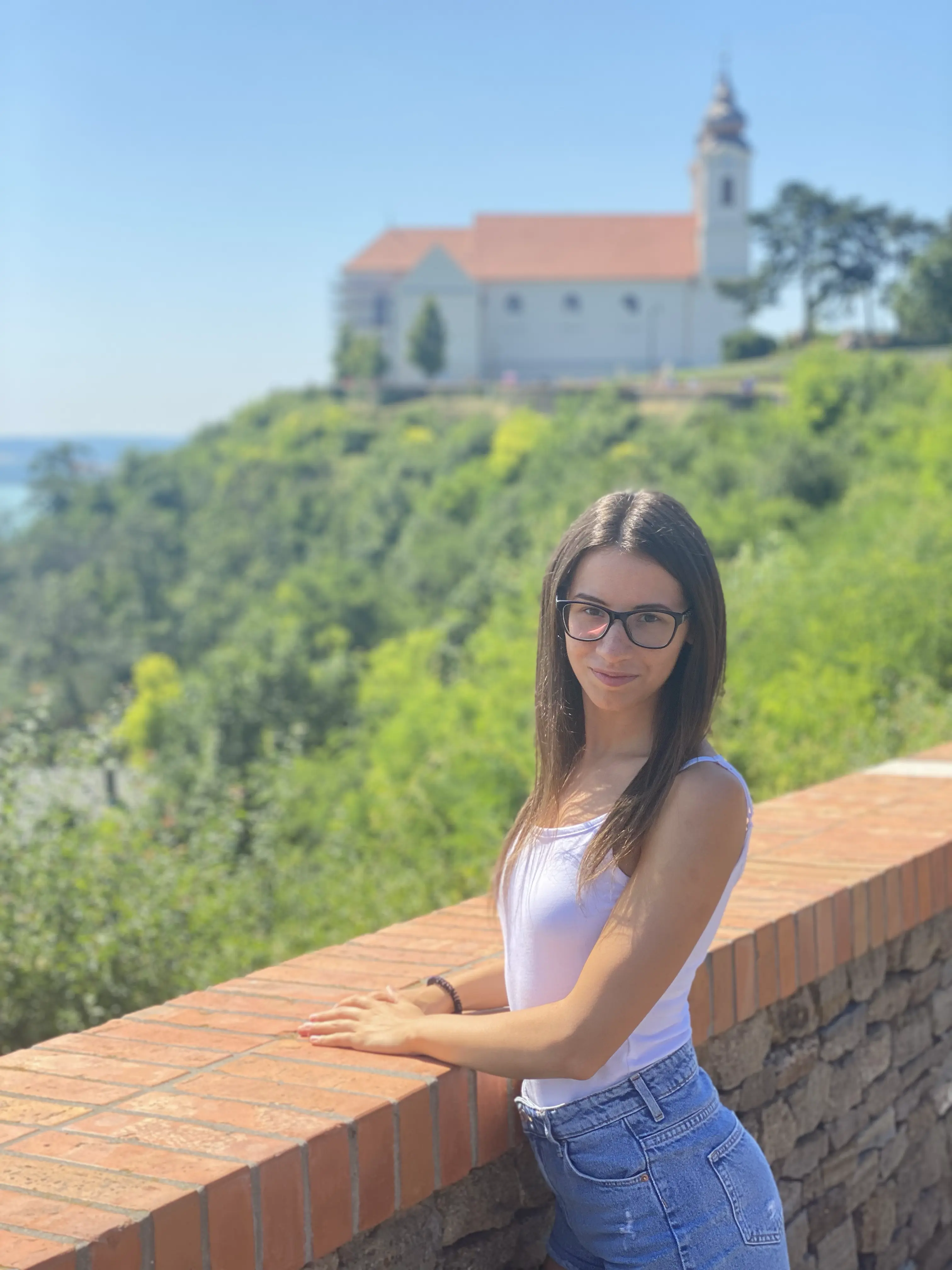 Feh&eacute;r Fl&oacute;ra, adminisztr&aacute;ci&oacute;s di&aacute;kaleln&ouml;k a Tormay B&eacute;la Szakkoll&eacute;gium tagja 2022-től